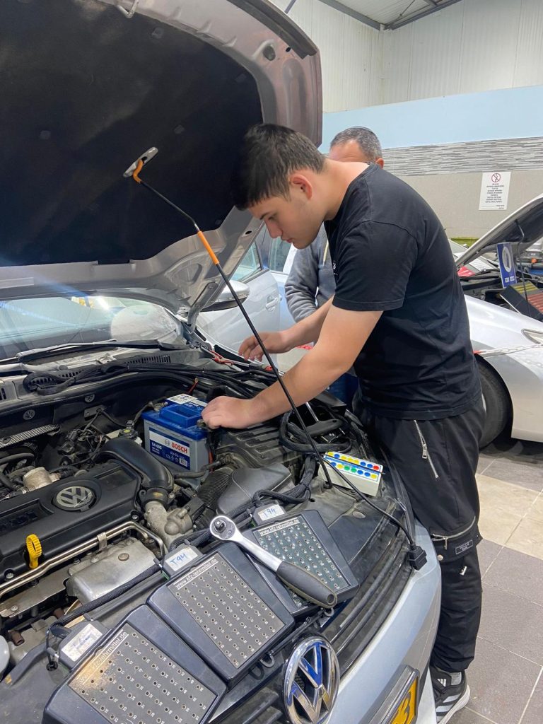 מגמת אוטוטרוניקה