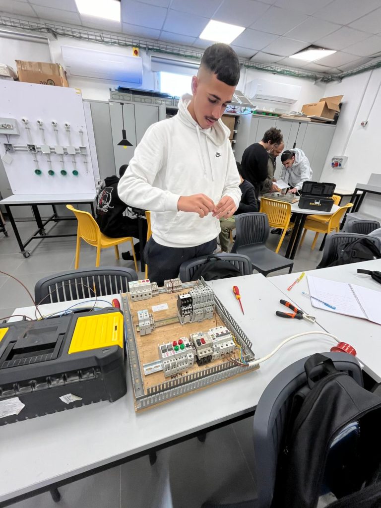 מגמת חשמל - פלמחים